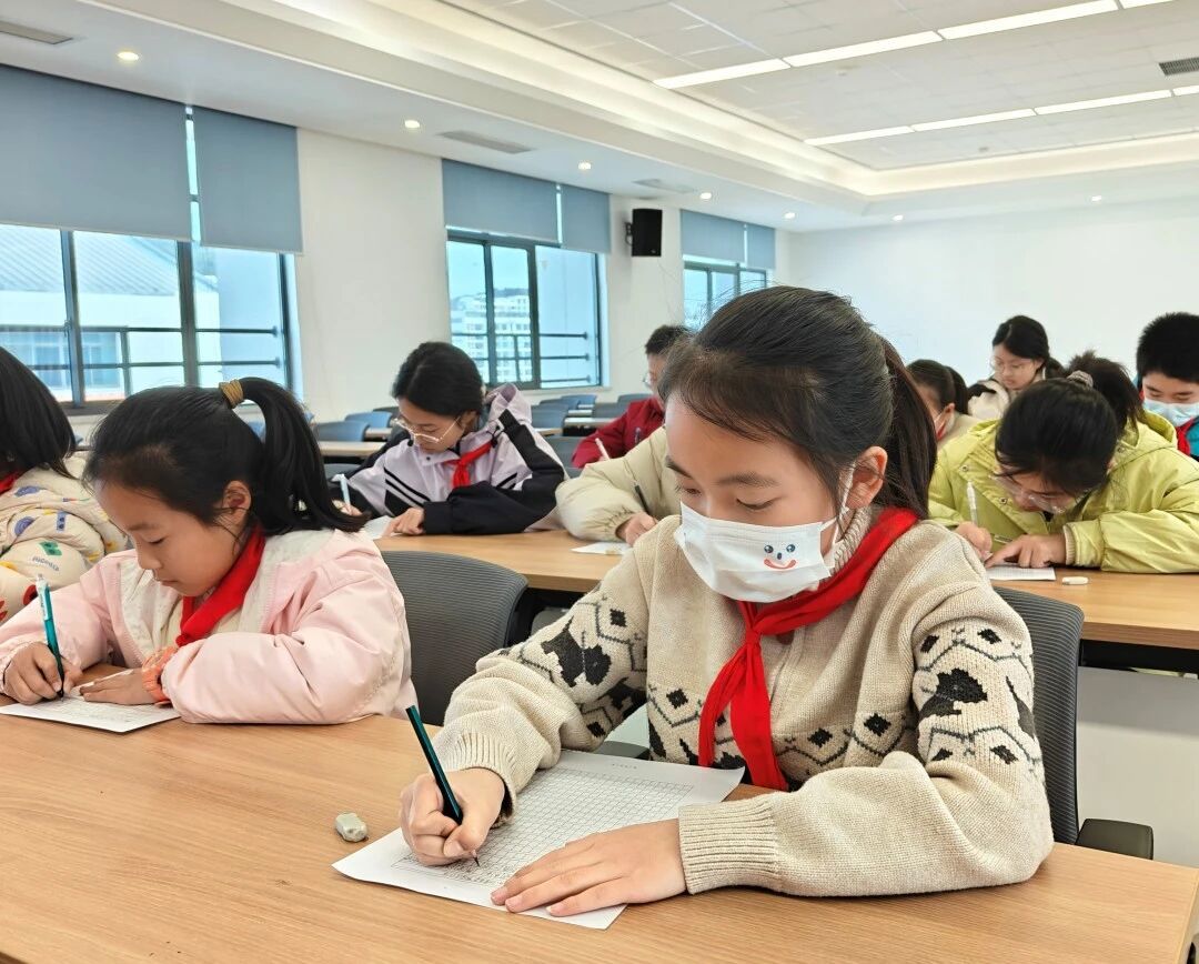 【湾小快讯】AI批阅赋能 文心焕彩校园——太湖湾实小举办“笔墨生香 妙语抒怀”现场美文大赛