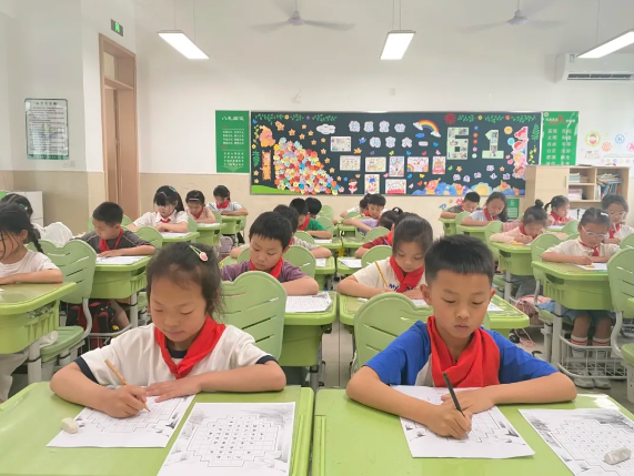 【湾小喜讯】执笔润童心，逐墨获殊荣——太湖湾实小斩获区级二年级整班铅笔字比赛双一等奖