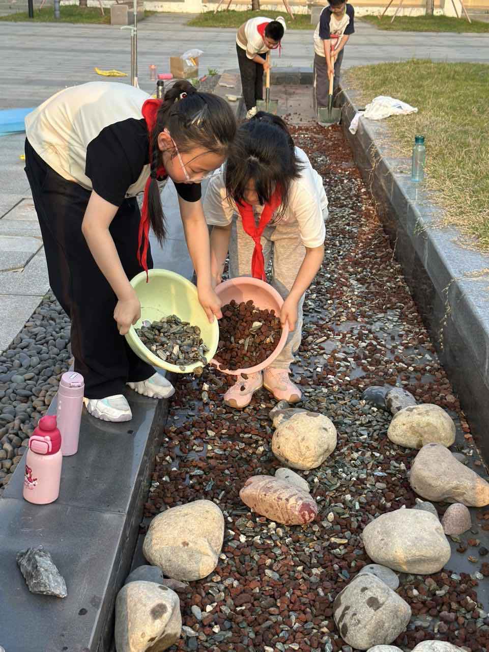 合作搭建小池塘