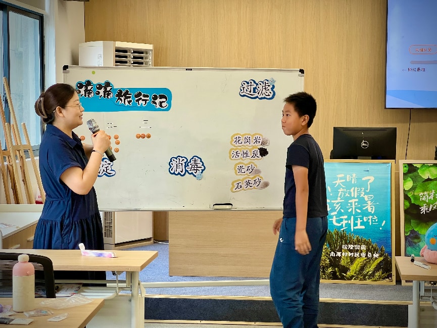 李萃萍老师走进南厍村暑托班，开启小水滴奇妙之旅